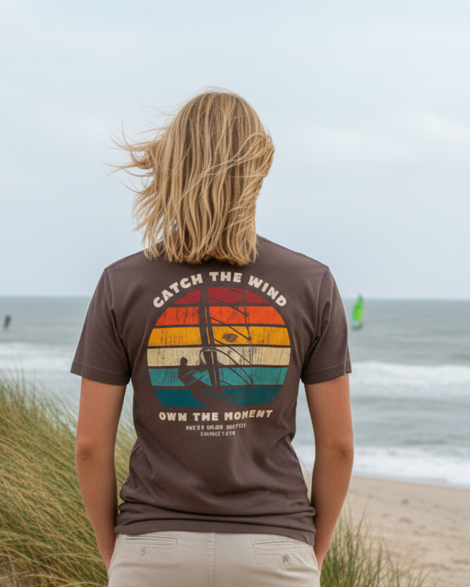 Frau mit HiFly T-Shirt am Strand