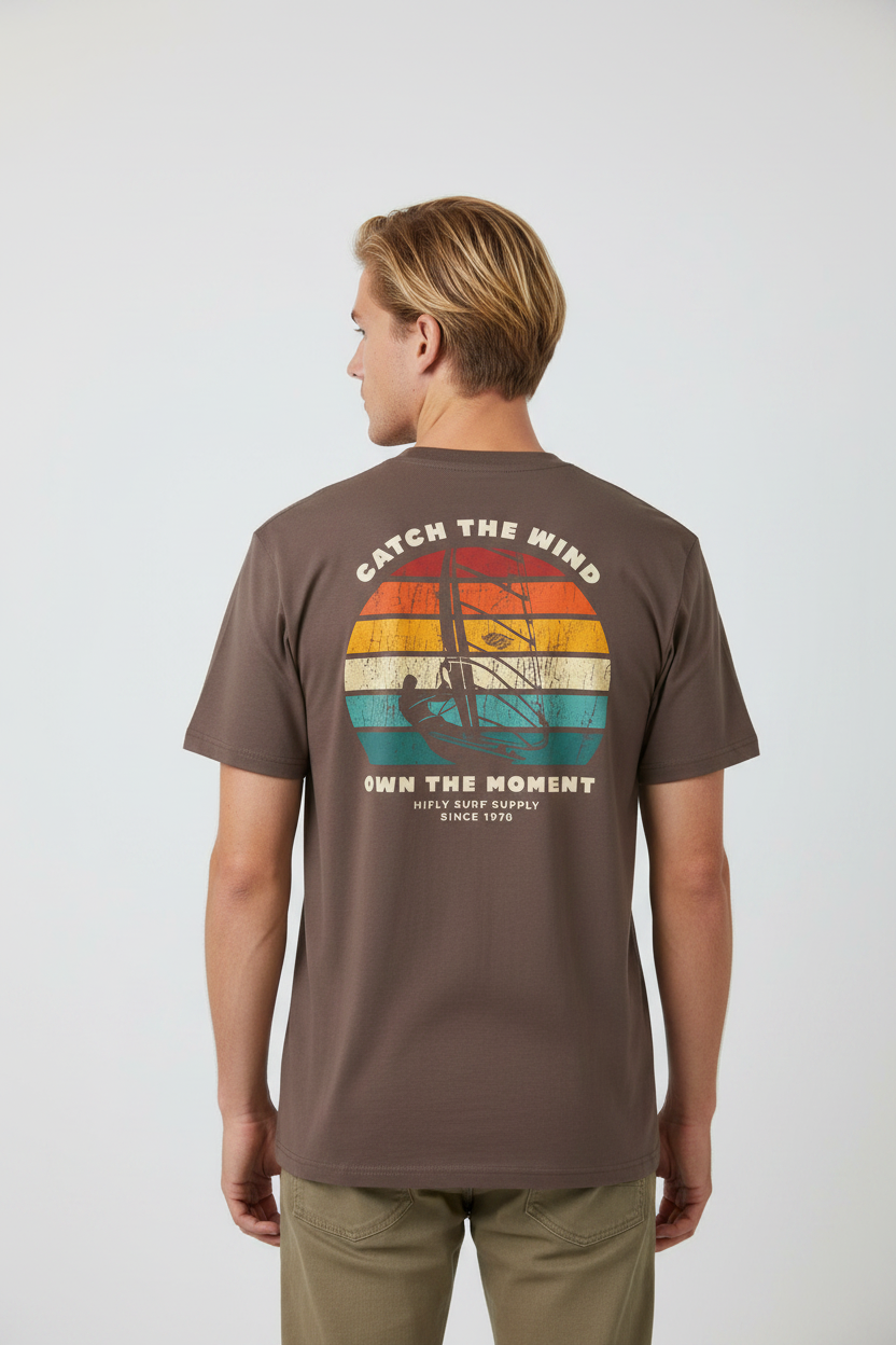 Junger Mann mit HiFly T-Shirt in Braun und auffälligem Surf Design
