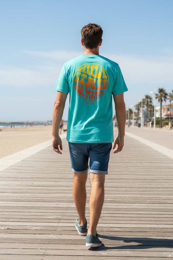 Mann mit HiFly T-Shirt auf Strandpromenade