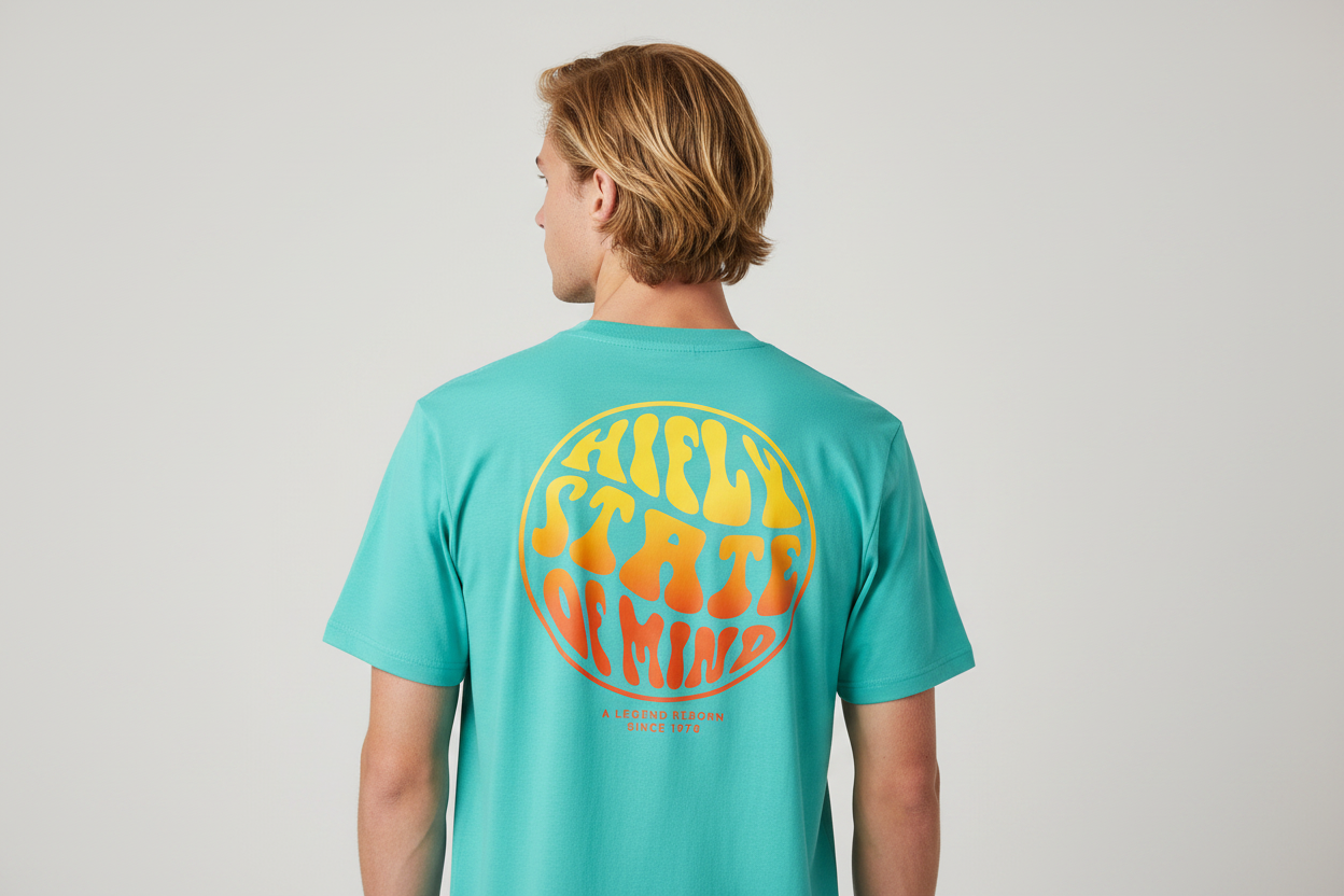 Junger Mann mit HiFly T-Shirt in Türkis und auffälligem Surf Design